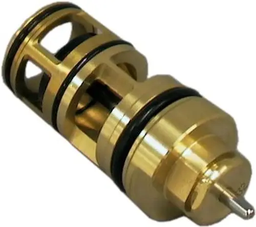 Einsatz für ein Dreiwegeventil aus Metall mit goldfarbener Oberfläche und schwarzem O-Ring, möglicherweise von Bosch, zur Regelung von Flüssigkeitsströmen.